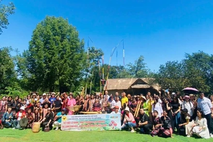 Đại diện doanh nghiệp lữ hành khảo sát Làng Văn hóa-Du lịch các dân tộc Việt Nam. (Ảnh: CTV)