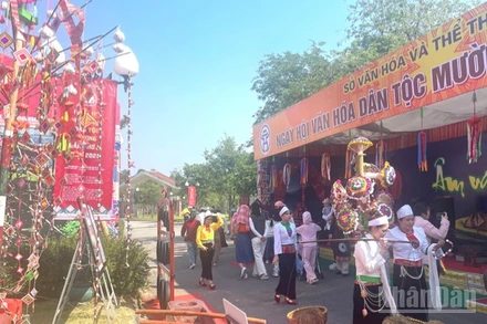 Không khí rộn ràng trong ngày khai mạc Ngày hội Văn hóa dân tộc Mường lần thứ 2. 