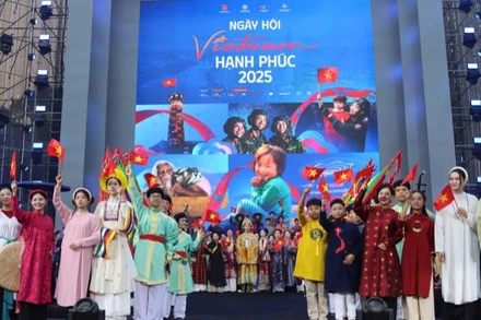 Tái hiện trang phục Việt qua các thời kỳ tại Ngày hội Việt Nam hạnh phúc 2025. 