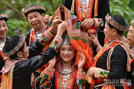 Trang phục cô dâu của phụ nữ Dao đỏ ở Tân Lĩnh, Lào Cai. 