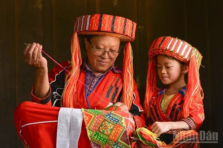 Phát huy giá trị văn hóa truyền thống gắn với phát triển du lịch.