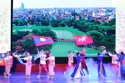 Chương trình biểu diễn do đoàn nghệ thuật nước Cộng hòa Dân chủ Nhân dân Lào thực hiện. (Ảnh: VIỆT HÙNG)