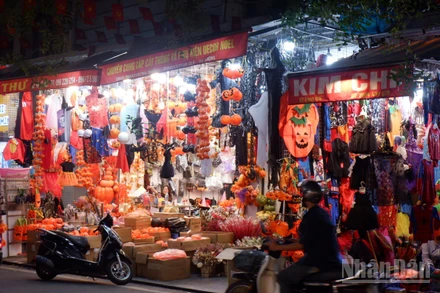 Các cửa hàng dọc phố Hàng Mã trang hoàng lung linh. 