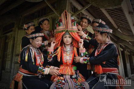 Trang phục cô dâu của phụ nữ Dao đỏ ở Tân Lĩnh, Lào Cai.