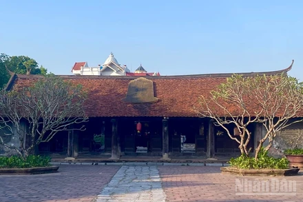 Phía trước chùa Chuông. 