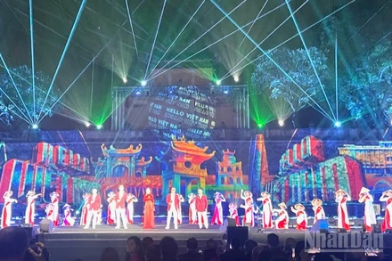 Chương trình nghệ thuật bế mạc Lễ hội Văn hóa thế giới tại Hà Nội lần thứ nhất. 