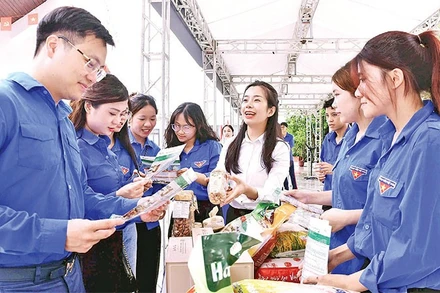 Các bạn trẻ hào hứng trải nghiệm đặc sản truyền thống của Hà Nội tại Ngày hội.