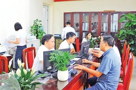 Người dân đến làm thủ tục hành chính tại phường Long Biên (mới).