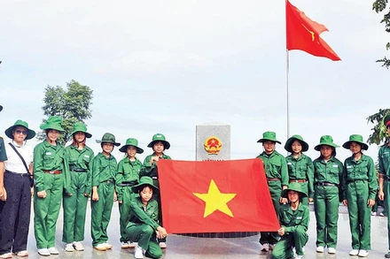 1. Các em tham quan cột mốc ba biên, học về tình yêu quê hương đất nước, về giá trị hòa bình và sự thiêng liêng của chủ quyền lãnh thổ.