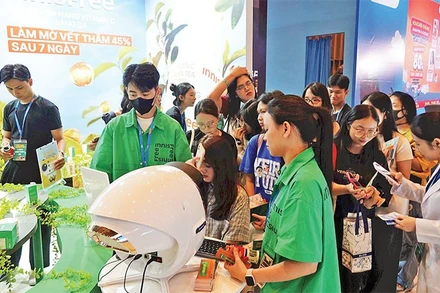 Không gian sự kiện Korea Travel Festa 2025 thu hút hàng nghìn lượt khách với các hoạt động tư vấn du lịch và văn hóa. (Ảnh MẠNH HẢO)