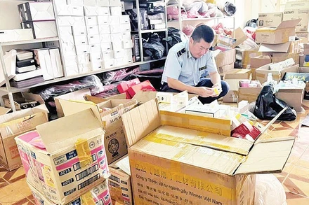 Đội Quản lý thị trường thương mại điện tử, cơ động, Chi cục Quản lý thị trường tỉnh Đắk Lắk kiểm tra, phát hiện, xử lý một cơ sở kinh doanh mỹ phẩm không rõ nguồn gốc, xuất xứ tại phường Tân Thành, thành phố Buôn Ma Thuột.