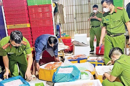 Lực lượng công an phát hiện và xử lý một cơ sở kinh doanh thực phẩm không rõ nguồn gốc tại Lâm Đồng.