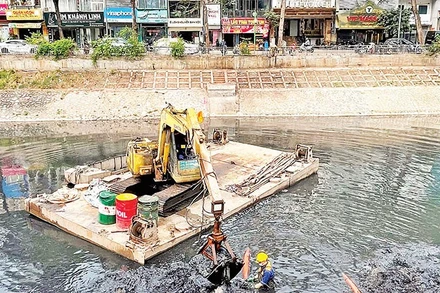 Nhân viên Công ty Thoát nước Hà Nội nạo vét sông Tô Lịch.