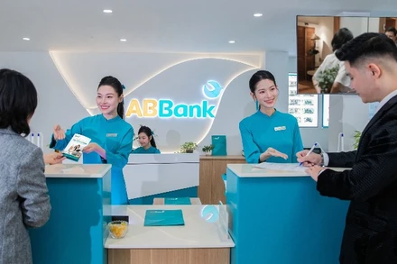 Khách hàng giao dịch tại chi nhánh ngân hàng ABBank.
