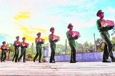 Lực lượng vũ trang Quân khu 7 đón hài cốt liệt sĩ quân tình nguyện và chuyên gia Việt Nam hy sinh tại Vương quốc Campuchia về an táng tại tỉnh Tây Ninh. (Ảnh LÊ TIỀN)