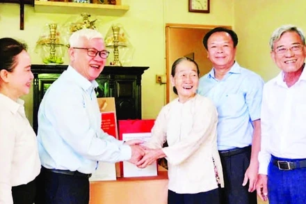 Đại diện đoàn Đại biểu Quốc hội Thành phố Hồ Chí Minh thăm hỏi và trao quà tặng gia đình chính sách.