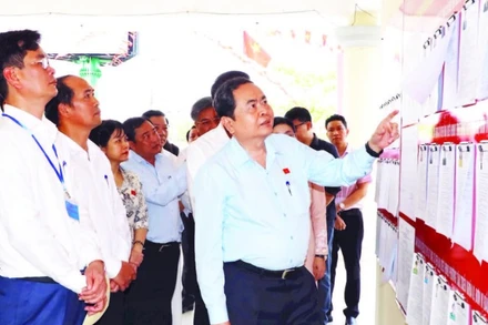 Chủ tịch Quốc hội Trần Thanh Mẫn kiểm tra công tác chuẩn bị bầu cử tại phường Tân Triều, tỉnh Đồng Nai.