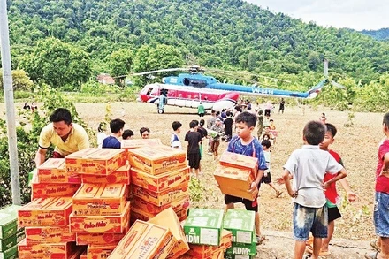 Hàng chục tấn hàng hóa cứu trợ được trực thăng vận chuyển đến bà con vùng lũ tây Nghệ An.