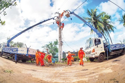 Công nhân Công ty Điện lực Đắk Lắk nỗ lực khắc phục sự cố điện do cơn bão số 13 gây ra.