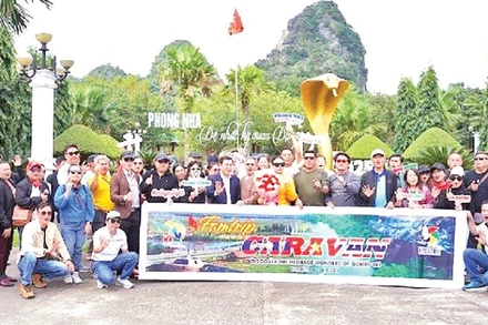 Đoàn Famtrip Caravan tham quan động Phong Nha.