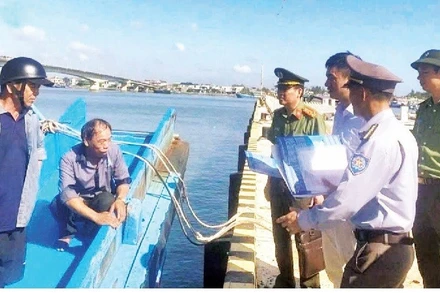 Công an tỉnh và thanh tra ngành Nông nghiệp-Môi trường Quảng Trị trao đổi với ngư dân về chống khai thác IUU.