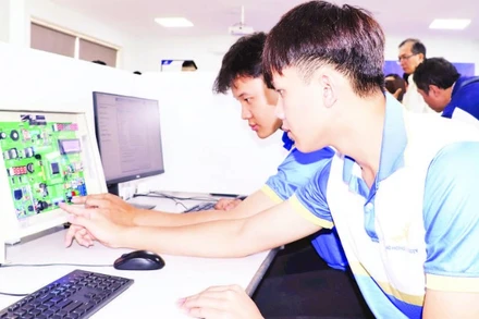 Sinh viên Trường đại học Lạc Hồng thực hành tại Phòng thực hành vi mạch bán dẫn.