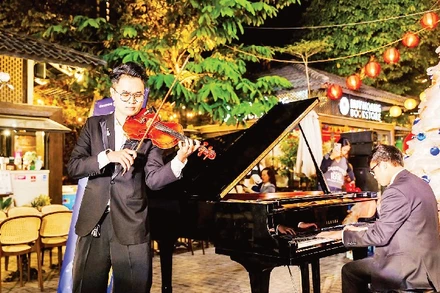 “Hà Nội đẹp sound” dẫn dắt cảm xúc của du khách bằng nghệ thuật âm nhạc.