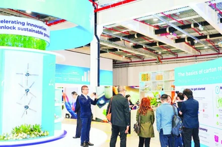 Khách hàng tham quan Nhà máy sản xuất bao bì tiệt trùng Tetra Pak tại Khu công nghiệp Việt Nam-Singapore 2A (Thành phố Hồ Chí Minh).