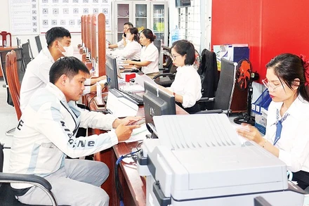 Cán bộ Trung tâm Phục vụ hành chính công xã Sa Thầy tận tình giải quyết thủ tục hành chính cho người dân.