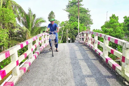 Ông Thum vẫn thường xuyên đi qua các cây cầu ông xây ở Mỹ Thới để kiểm tra chất lượng.