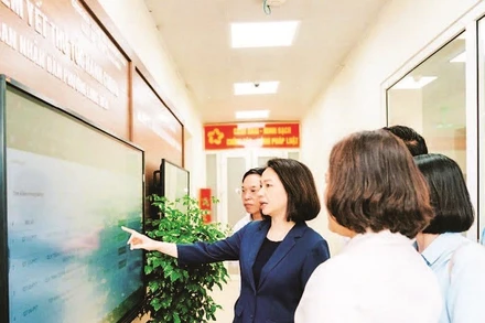 Lãnh đạo thành phố Hà Nội kiểm tra cơ sở vật chất tại bộ phận phục vụ hành chính công Ủy ban nhân dân phường Long Biên. (Ảnh LINH PHẠM)