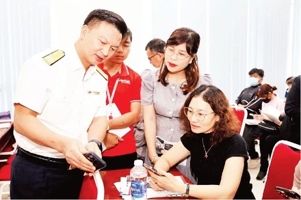 Lãnh đạo Thuế Thành phố Hồ Chí Minh hướng dẫn người nộp thuế các ứng dụng thuế.