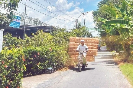 Người dân xã Hòa Long chở lọp đi giao cho khách.