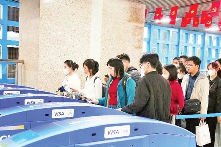 Người dân trải nghiệm hệ thống soát vé tự động, ứng dụng giải pháp sinh trắc học và thanh toán không dùng tiền mặt trên tuyến tàu điện Cát Linh-Hà Đông.