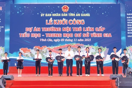 Phó Thủ tướng Chính phủ Bùi Thanh Sơn tặng quà cho học sinh có hoàn cảnh khó khăn của Trường trung học cơ sở Lương An Trà.
