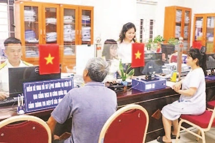 Hỗ trợ giải quyết thủ tục hành chính cho người nộp thuế tại bộ phận một cửa cơ quan Thuế thành phố Hà Nội.