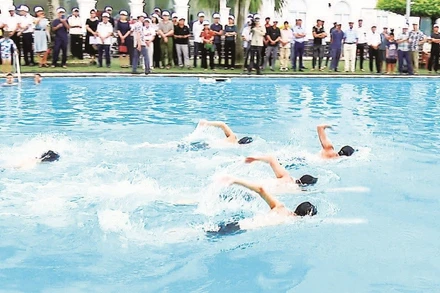 Tập huấn kỹ năng bơi và sơ cứu đuối nước cho trẻ em tại Trung tâm hoạt động Thanh thiếu nhi tỉnh Yên Bái.