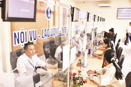 Người dân đến làm thủ tục tại Trung tâm phục vụ hành chính công huyện Tân Sơn.