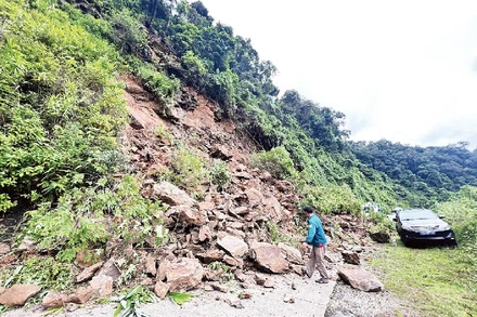 Sạt lở đất, đá trên tuyến đường Hồ Chí Minh nhánh tây gây ách tắc giao thông.