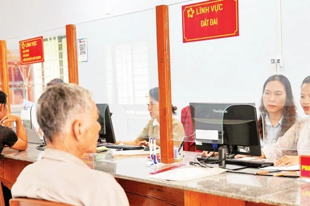 Chị Phan Thị Ái Vân (thứ hai từ phải sang) được biệt phái về xã Sơn Cẩm Hà hỗ trợ địa phương tiếp nhận, giải quyết hồ sơ lĩnh vực đất đai cho người dân.