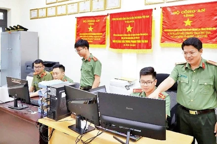 Cán bộ, chiến sĩ Phòng An ninh mạng và phòng, chống tội phạm sử dụng công nghệ cao Công an tỉnh Quảng Trị thực hiện các biện pháp nghiệp vụ trên không gian mạng.