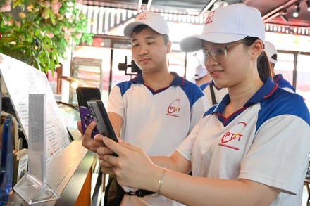 Sinh viên quét mã QR để đổi điểm thưởng P-Coin.