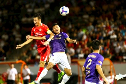 Tiến Linh (bên trái) ghi bàn giúp Công an Thành phố Hồ Chí Minh vượt qua Hà Nội FC với tỷ số 2-1. 