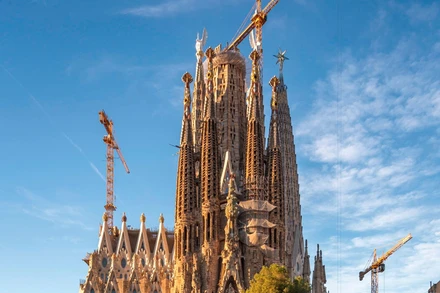 Thời điểm những dàn cần cẩu rời đi, cuối cùng, cũng đã đến rất gần. 