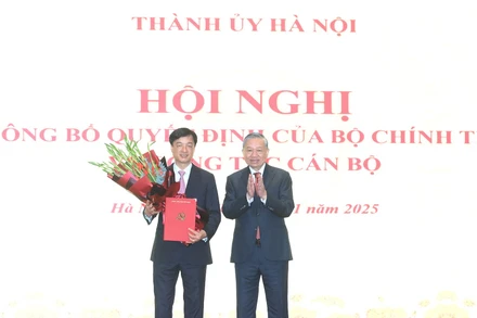 Tổng Bí thư Tô Lâm trao quyết định, tặng hoa chúc mừng đồng chí Nguyễn Duy Ngọc.