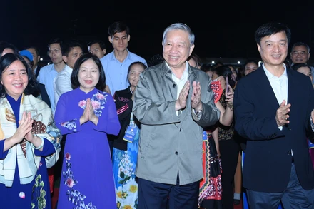 Tổng Bí thư Tô Lâm và các đại biểu dự Ngày hội Đại đoàn kết toàn dân tộc với nhân dân phường Thượng Cát, thành phố Hà Nội.