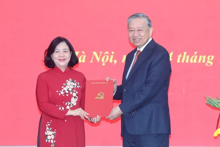 Tổng Bí thư Tô Lâm trao Quyết định của Bộ Chính trị phân công đồng chí Bùi Thị Minh Hoài giữ chức Bí thư Đảng ủy Mặt trận Tổ quốc, các đoàn thể Trung ương nhiệm kỳ 2020-2025.