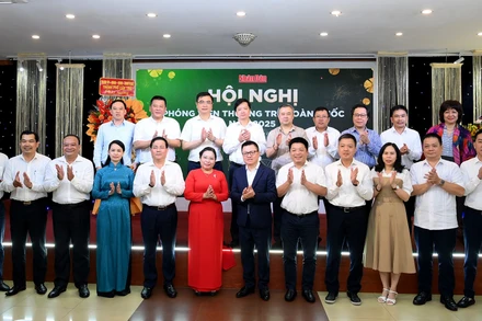 Các đồng chí lãnh đạo Báo Nhân Dân và thành phố Cần Thơ và các đại biểu tham dự hội nghị.