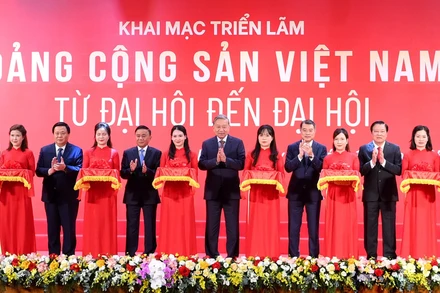 Tổng Bí thư Tô Lâm và các đồng chí lãnh đạo Đảng, Nhà nước cắt băng khai mạc Triển lãm “Đảng Cộng sản Việt Nam - Từ Đại hội đến Đại hội”. (Ảnh: ĐĂNG KHOA)