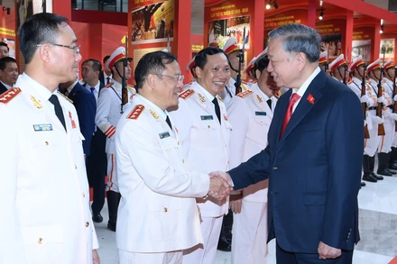 Tổng Bí thư Tô Lâm với các đại biểu dự Đại hội đại biểu Đảng bộ Công an Trung ương lần thứ VIII, nhiệm kỳ 2025-2030. 